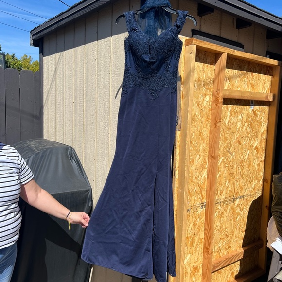 Elegant Navy Blue Lace Gown - Picture 3 of 8